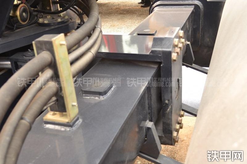 山工SEM8222压路机整机外观