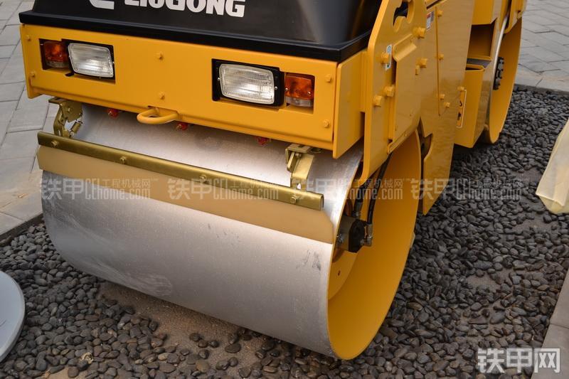 柳工CLG6024压路机整机外观