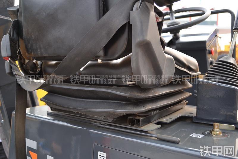 柳工CLG6024压路机整机外观