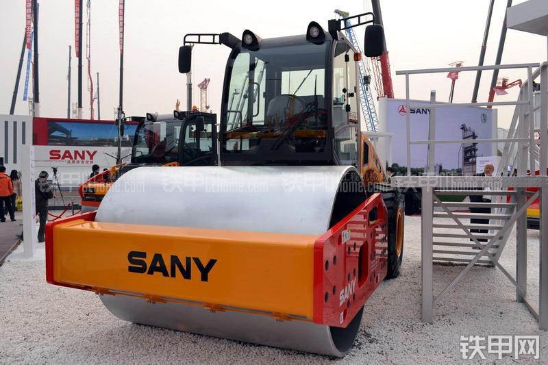 三一重工SMR222压路机整机外观