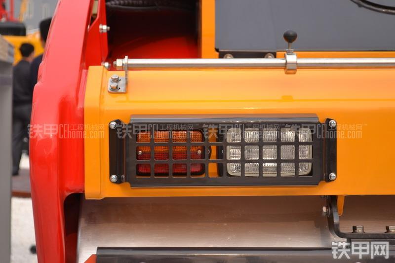 三一重工STR130C压路机整机外观