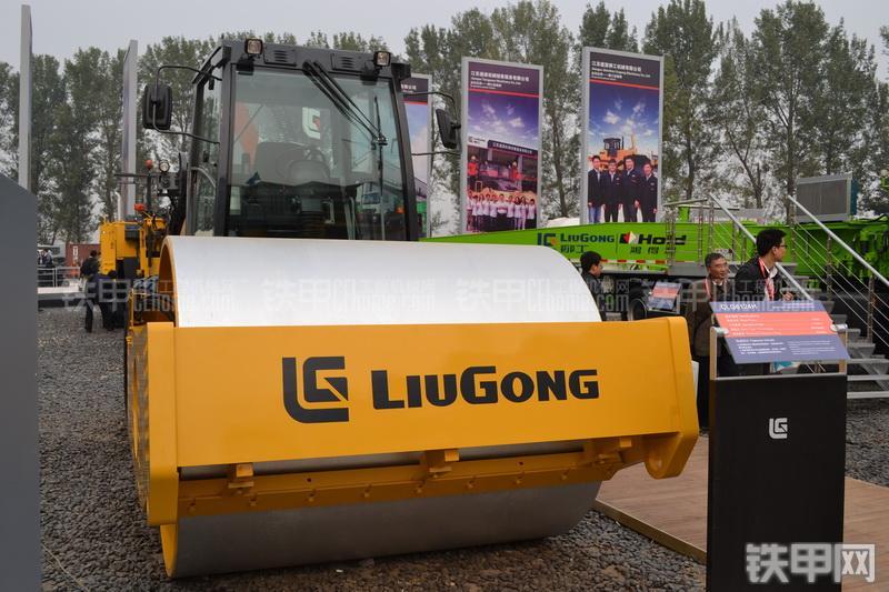 柳工CLG6124H全液压压路机整机外观