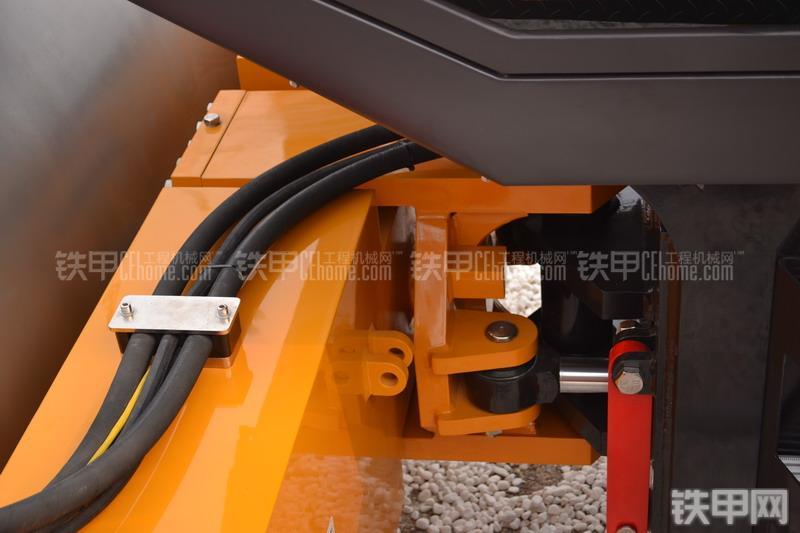 三一重工SSR260压路机局部