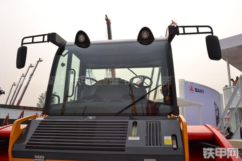 三一重工STR130C压路机整机外观