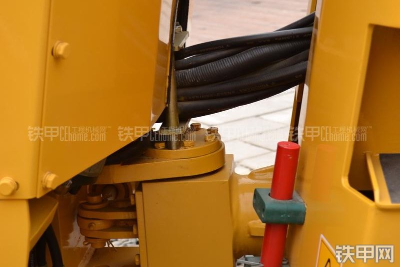 柳工CLG6024压路机整机外观