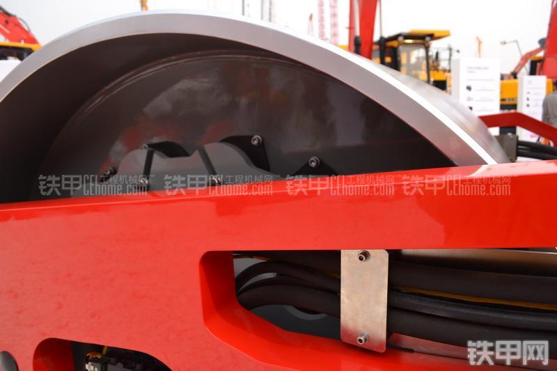 三一重工SSR260压路机局部