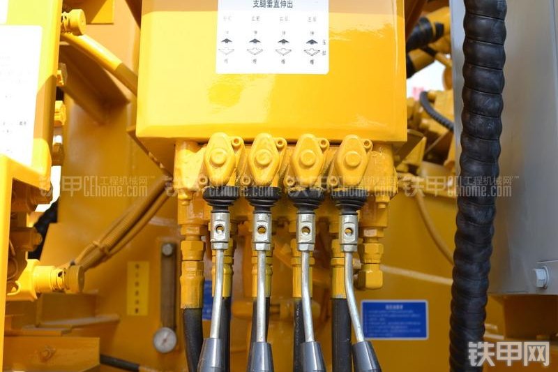 山推HJC5160THB-26陕汽泵车局部