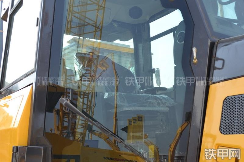 山推SD13YE推土机局部