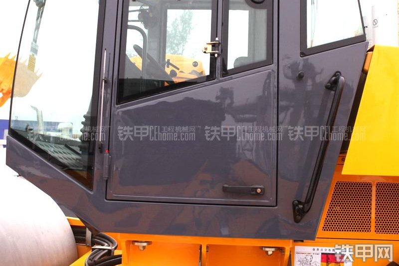 徐工XS262J压路机整机外观