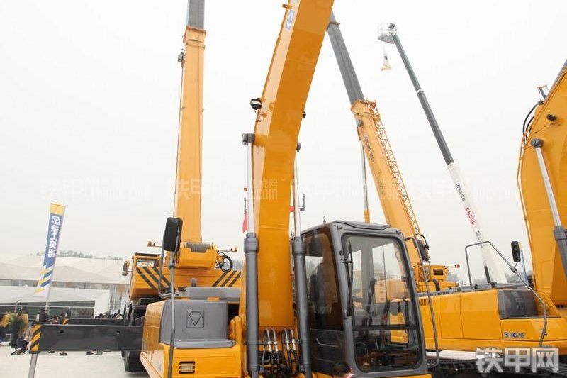 徐工XE215C挖掘机整机外观