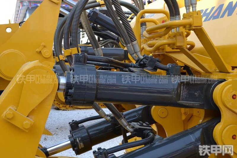 山推SD24-5推土机整机外观