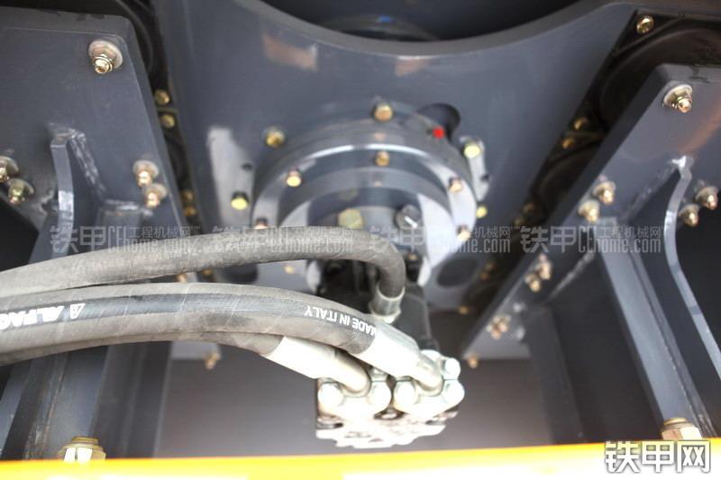 徐工XS262J压路机整机外观