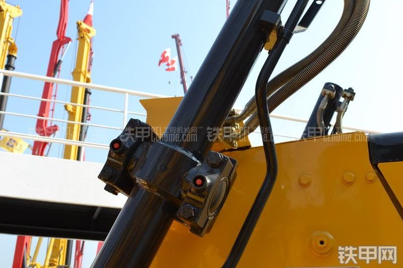 山推SD24-5推土机整机外观