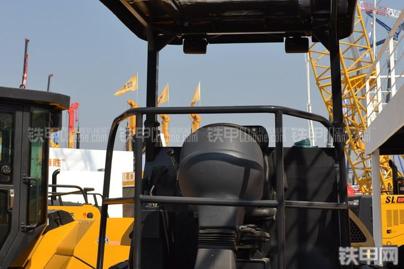 山推SR10压路机整机外观