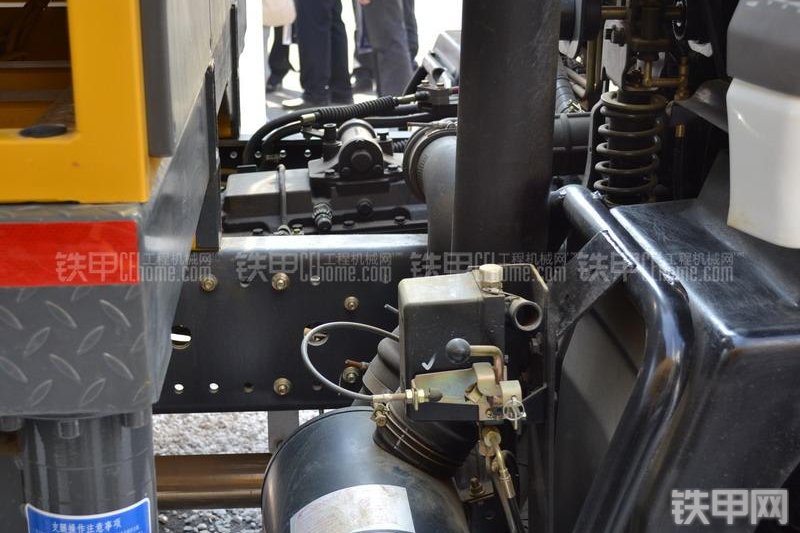 山推HLC5122THB-16I东风天锦车载泵整机外观