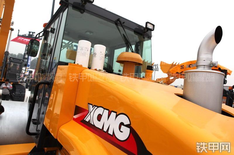 徐工XS262J压路机整机外观