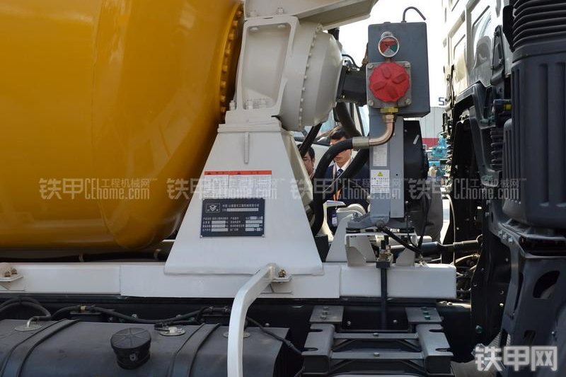 山推HJC5250GJB日野搅拌运输车局部