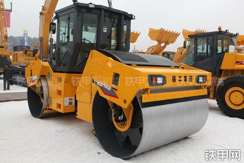 徐工XG142压路机整机外观