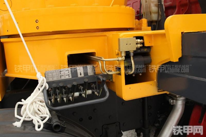 徐工SQZ600K起重机整机外观