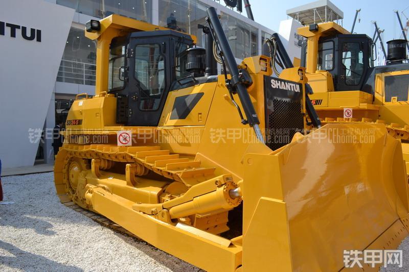 山推SD24-5推土机整机外观