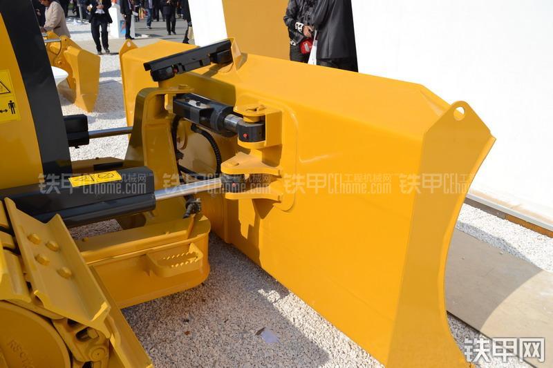 山推SD13YE推土机局部