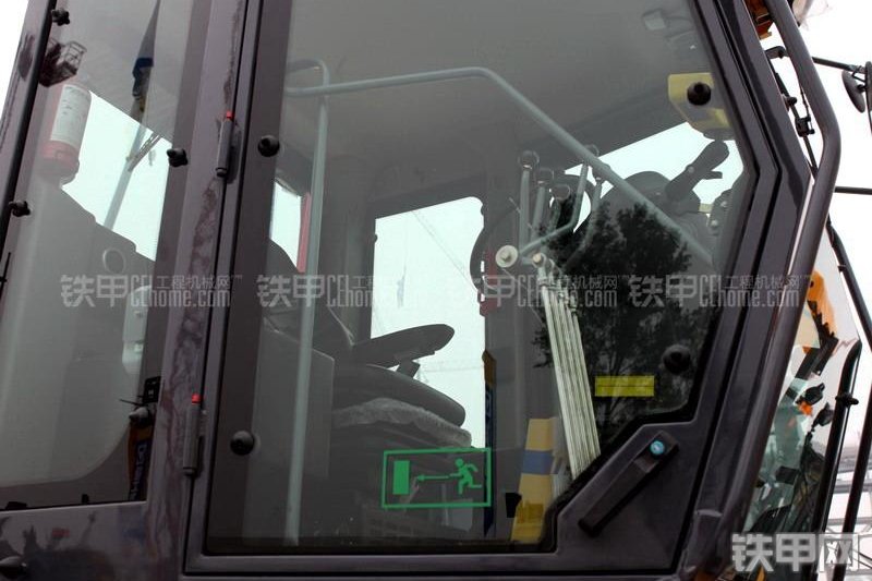 徐工GR300A平地机整机外观