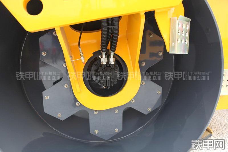 徐工XG142压路机整机外观