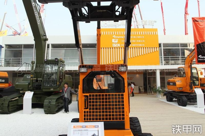 詹阳重工JYL3255-A滑移装载机整机外观