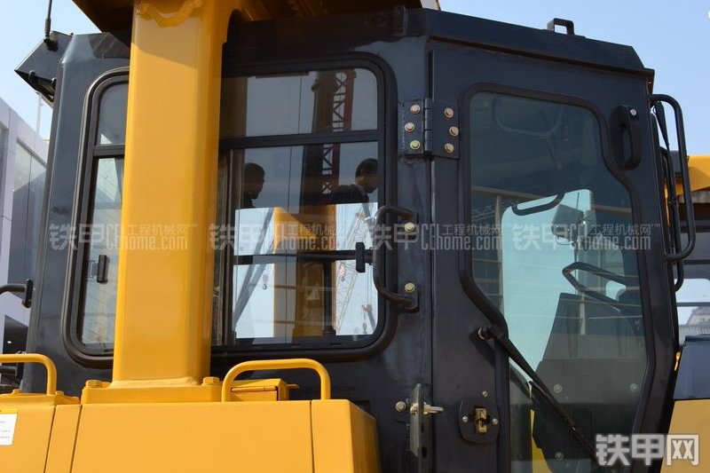 山推SD24-5推土机整机外观