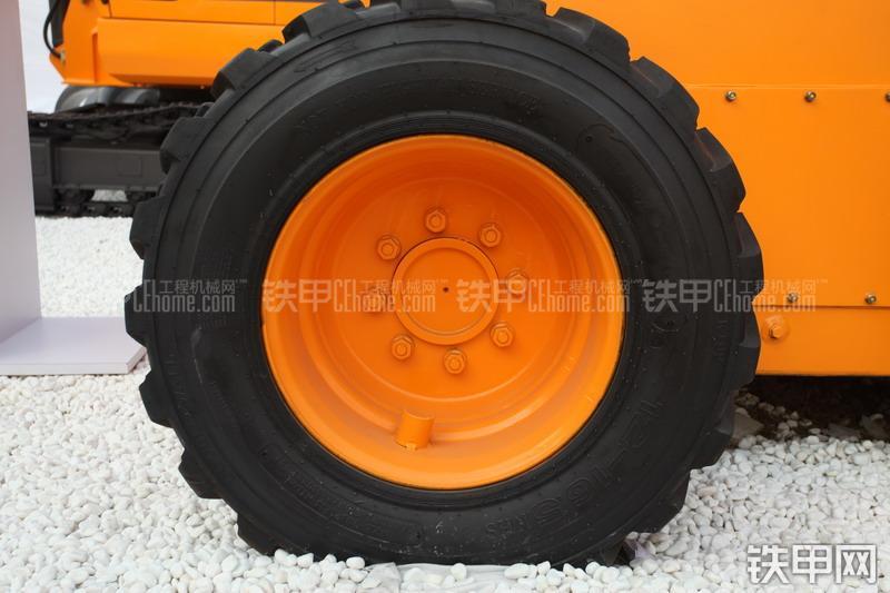 詹阳重工JYL3255-A滑移装载机整机外观