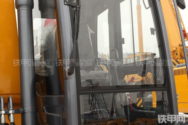 徐工XE215C挖掘机局部