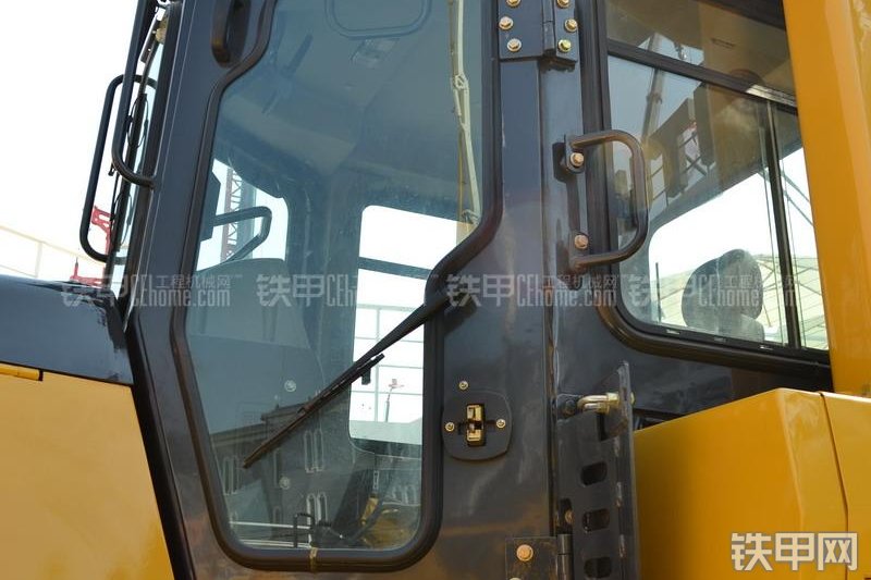 山推SD24-5推土机整机外观