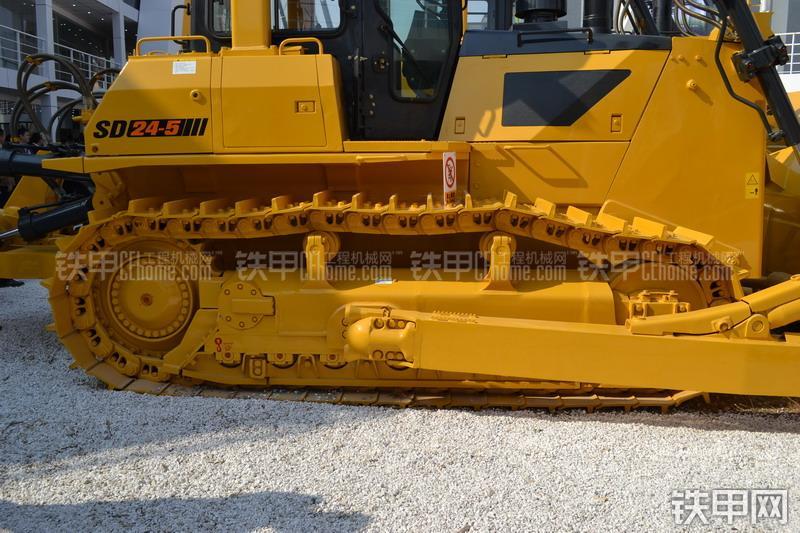 山推SD24-5推土机整机外观