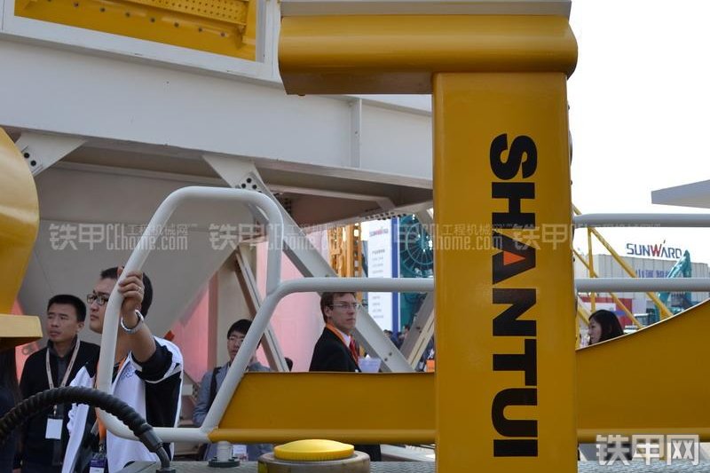 山推HLC5122THB-16I东风天锦车载泵整机外观