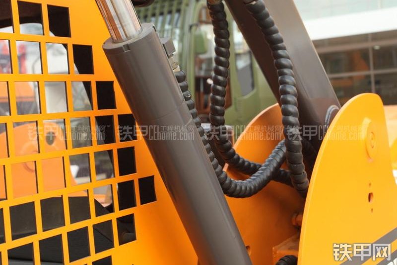 詹阳重工JYL3255-A滑移装载机整机外观