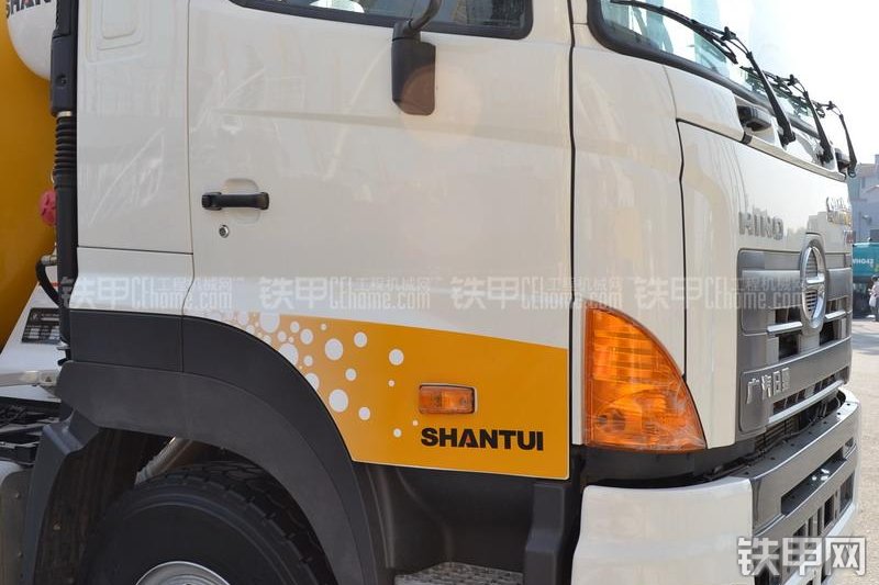 山推HJC5250GJB日野搅拌运输车局部