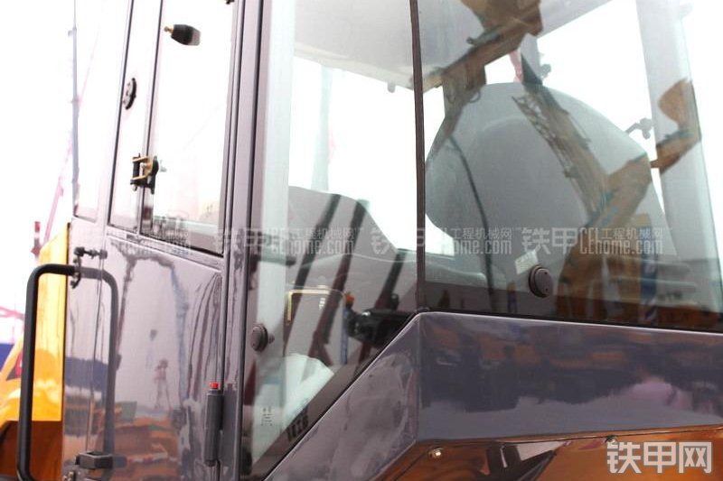 徐工XS262J压路机整机外观