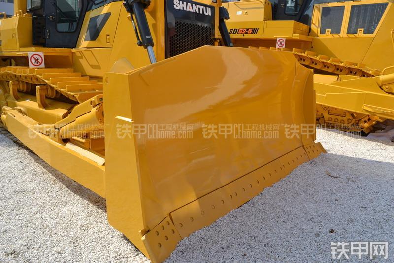 山推SD24-5推土机整机外观