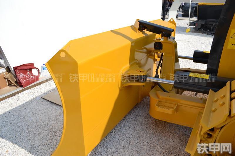 山推SD13YE推土机局部