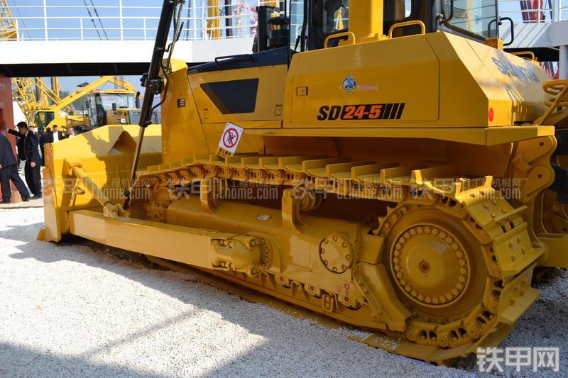山推SD24-5推土机整机外观
