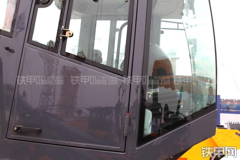 徐工XS262J压路机整机外观