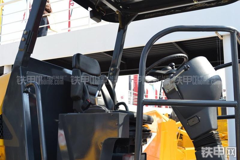 山推SR10压路机整机外观