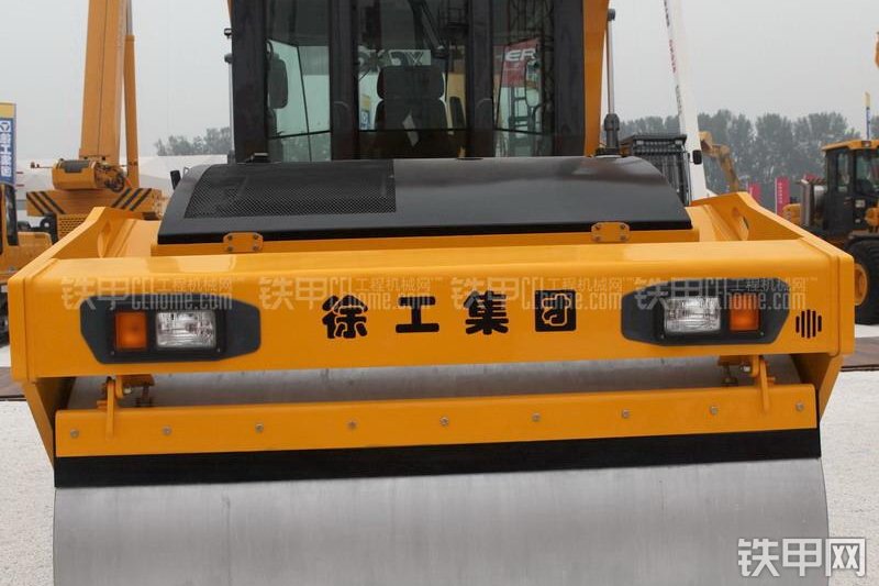 徐工XG142压路机整机外观