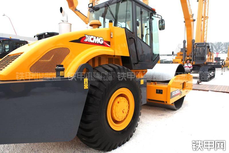 徐工XS262J压路机整机外观