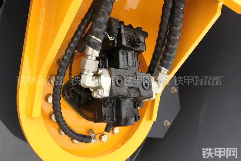 徐工XG142压路机整机外观