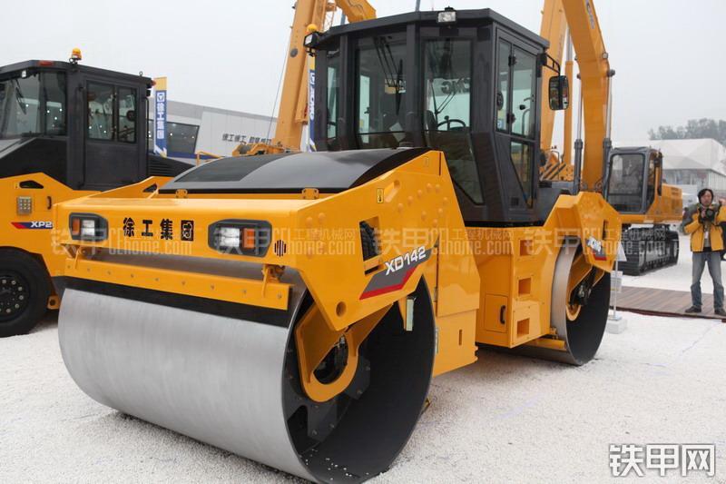 徐工XG142压路机整机外观