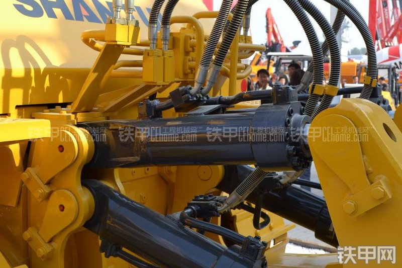 山推SD24-5推土机整机外观