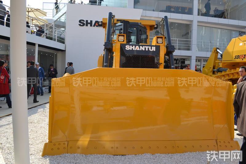 山推SD24-5推土机整机外观