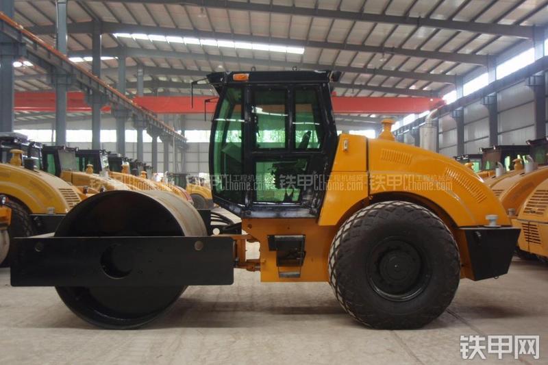 洛阳路通LTS214H全液压压路机整机外观