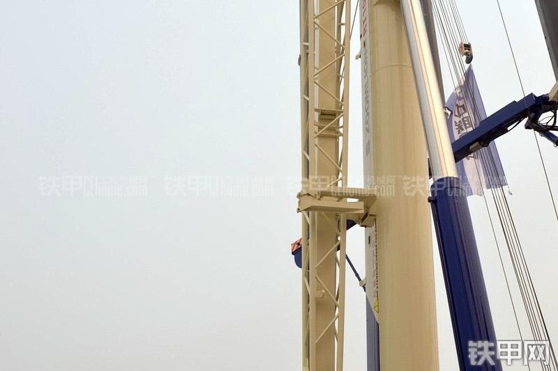 中联重科RT100越野起重机局部